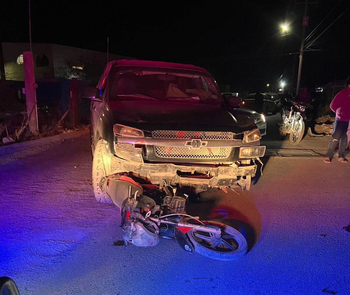 Estampan moto contra camioneta