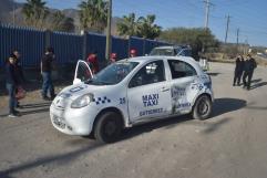 Se atraviesa con su taxi a motociclista