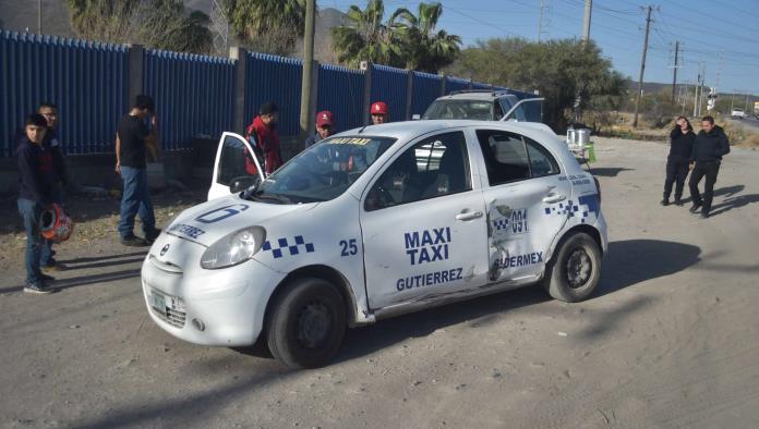 Se atraviesa con su taxi a motociclista