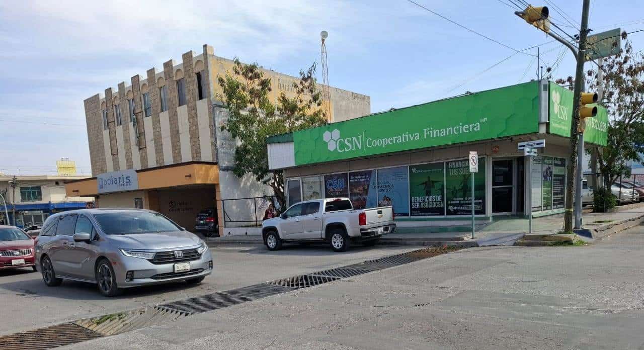 Con el peso de los vehículos se han movido las alcantarillas.