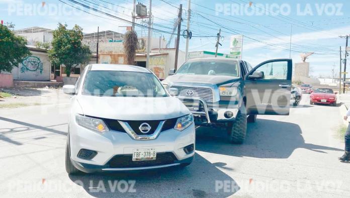 Invade carril y la chocan