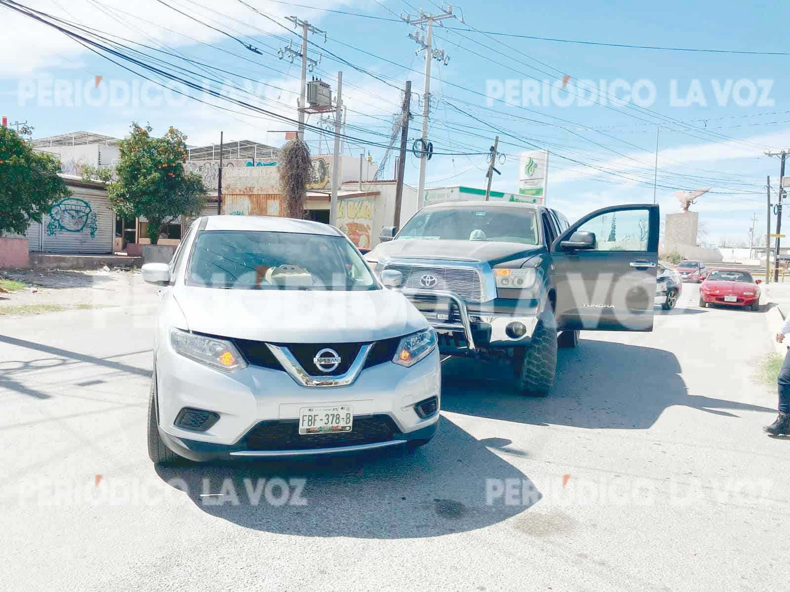 Invade carril y la chocan