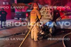 Fuego consume auto en El Campanario