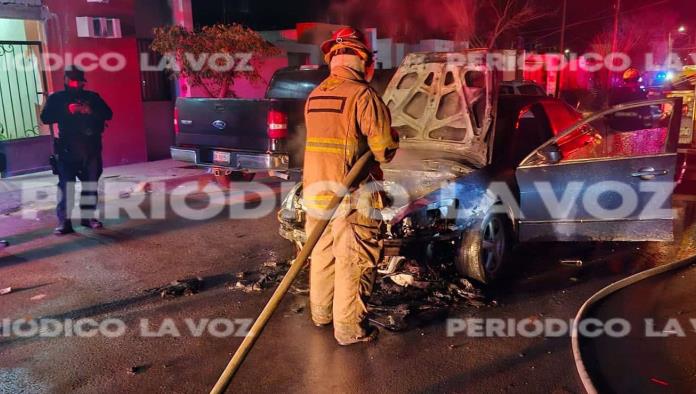 Fuego consume auto en El Campanario