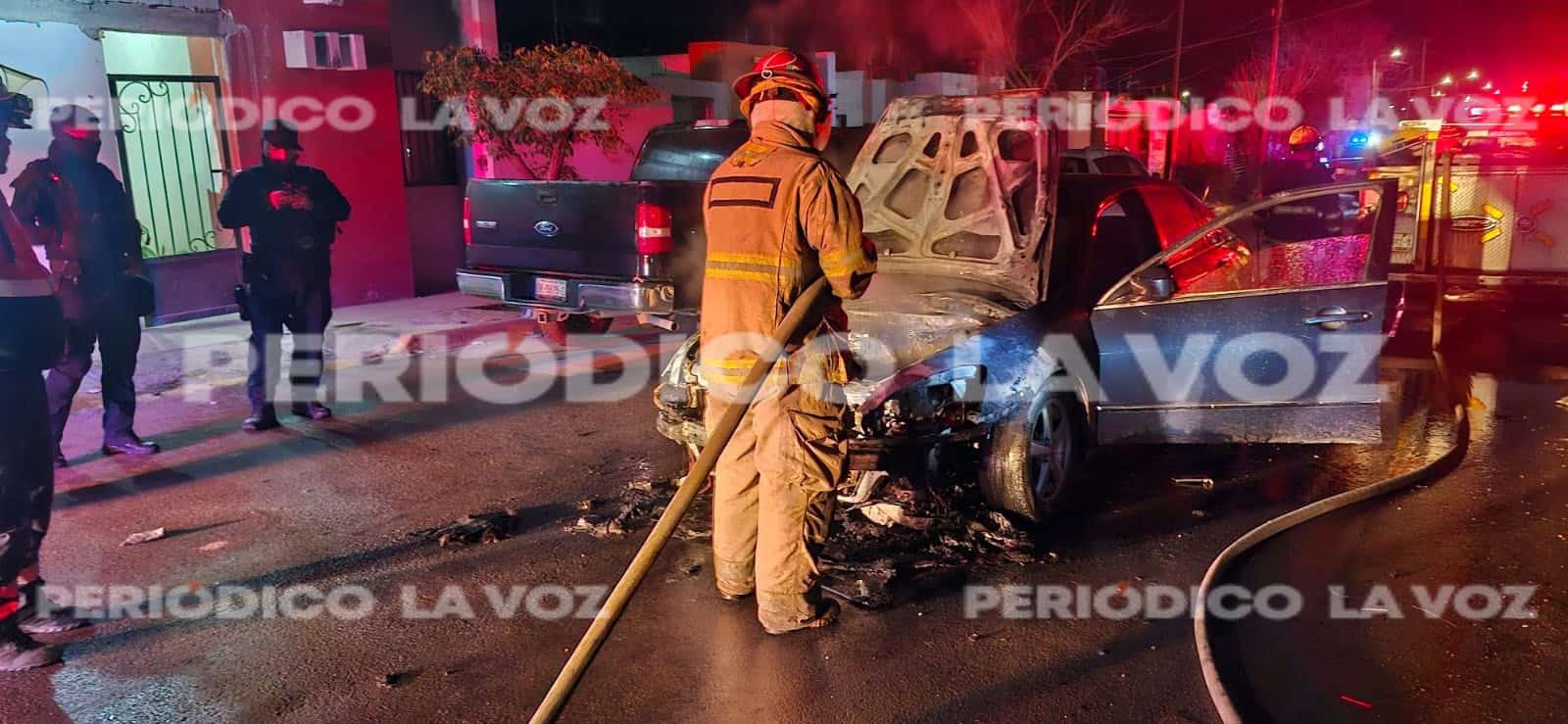 Fuego consume auto en El Campanario