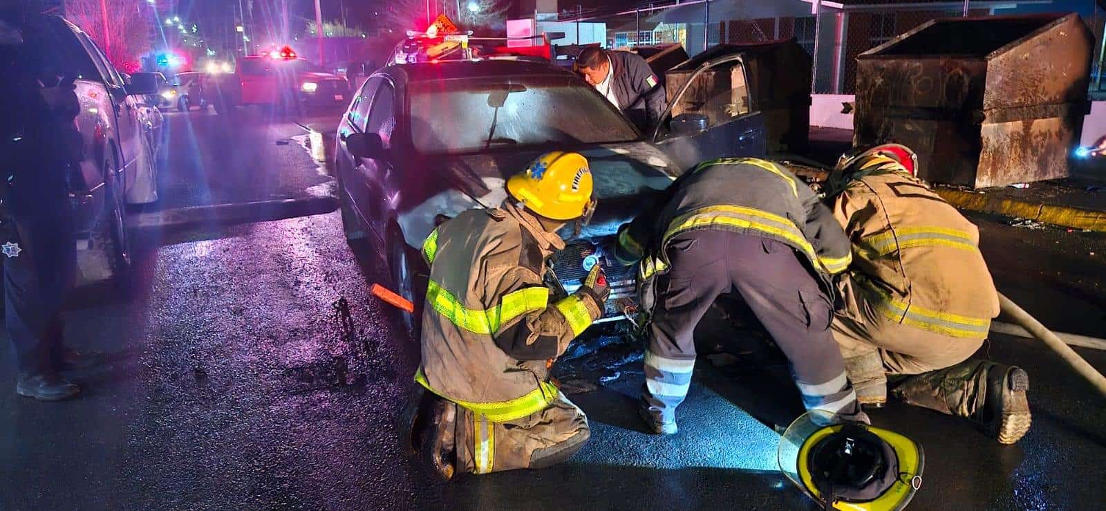 Fuego consume auto en El Campanario