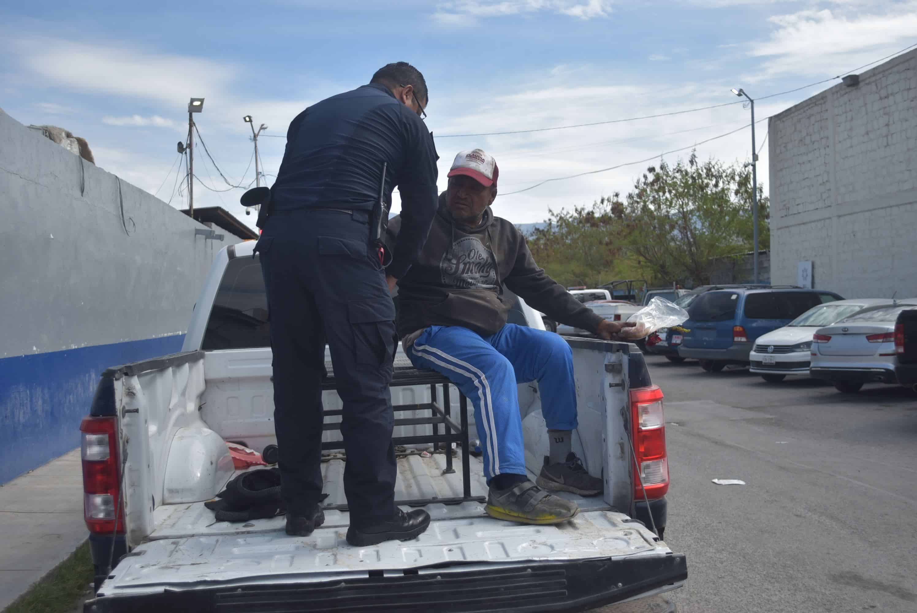 Hostigaba hombre a clientes de farmacia