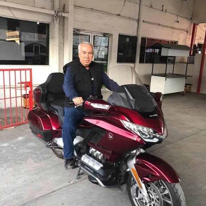 El empresario restaurantero, Hernán Roberto García de la Vega, es el motociclista que perdió la vida en la carretera Monclova-Candela. 