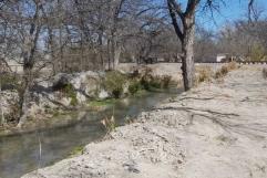 Asesinan a joven de 19 años y abandonan su cuerpo en acequia de Nava