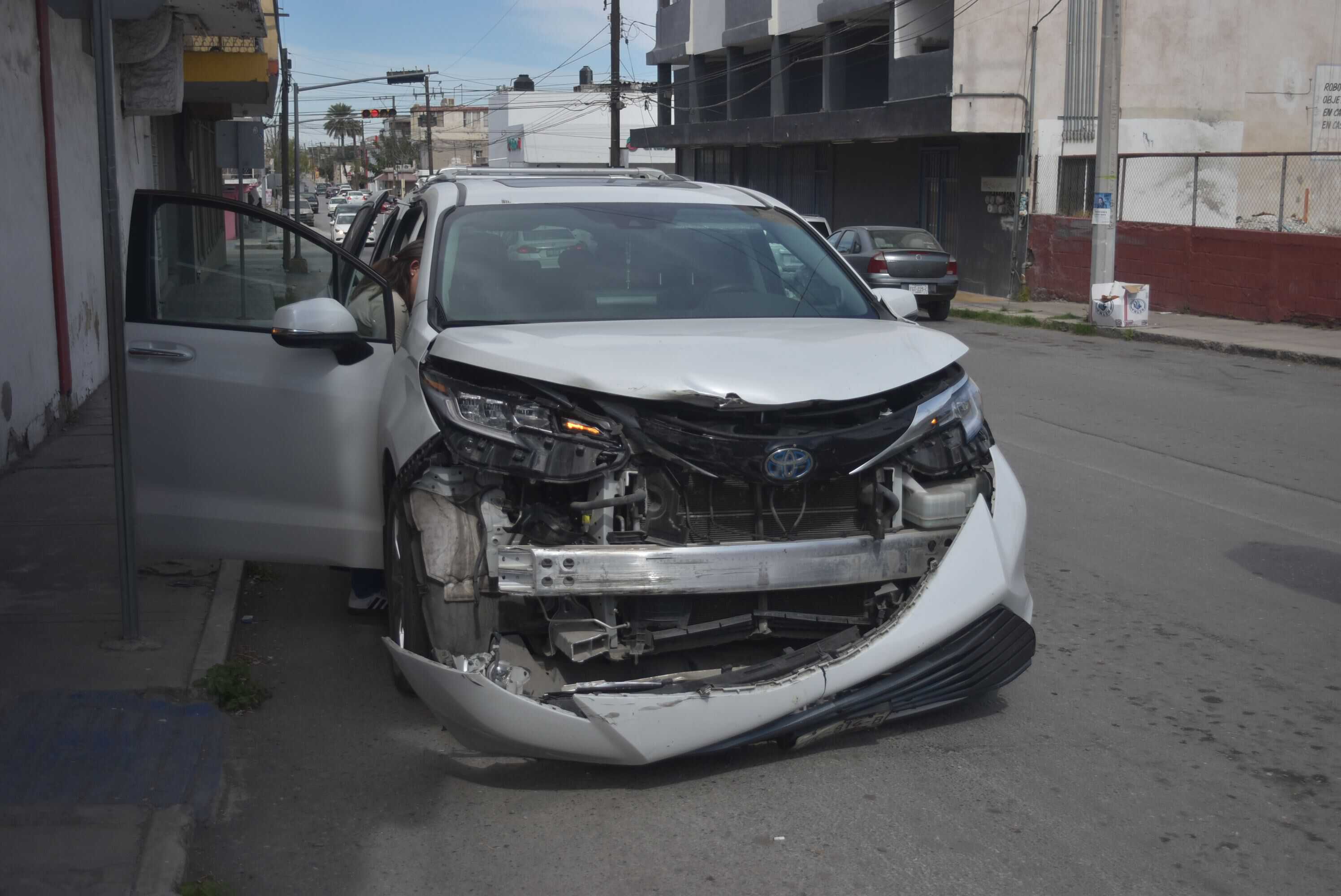 Le pega a chiquito y rebota en Nissan