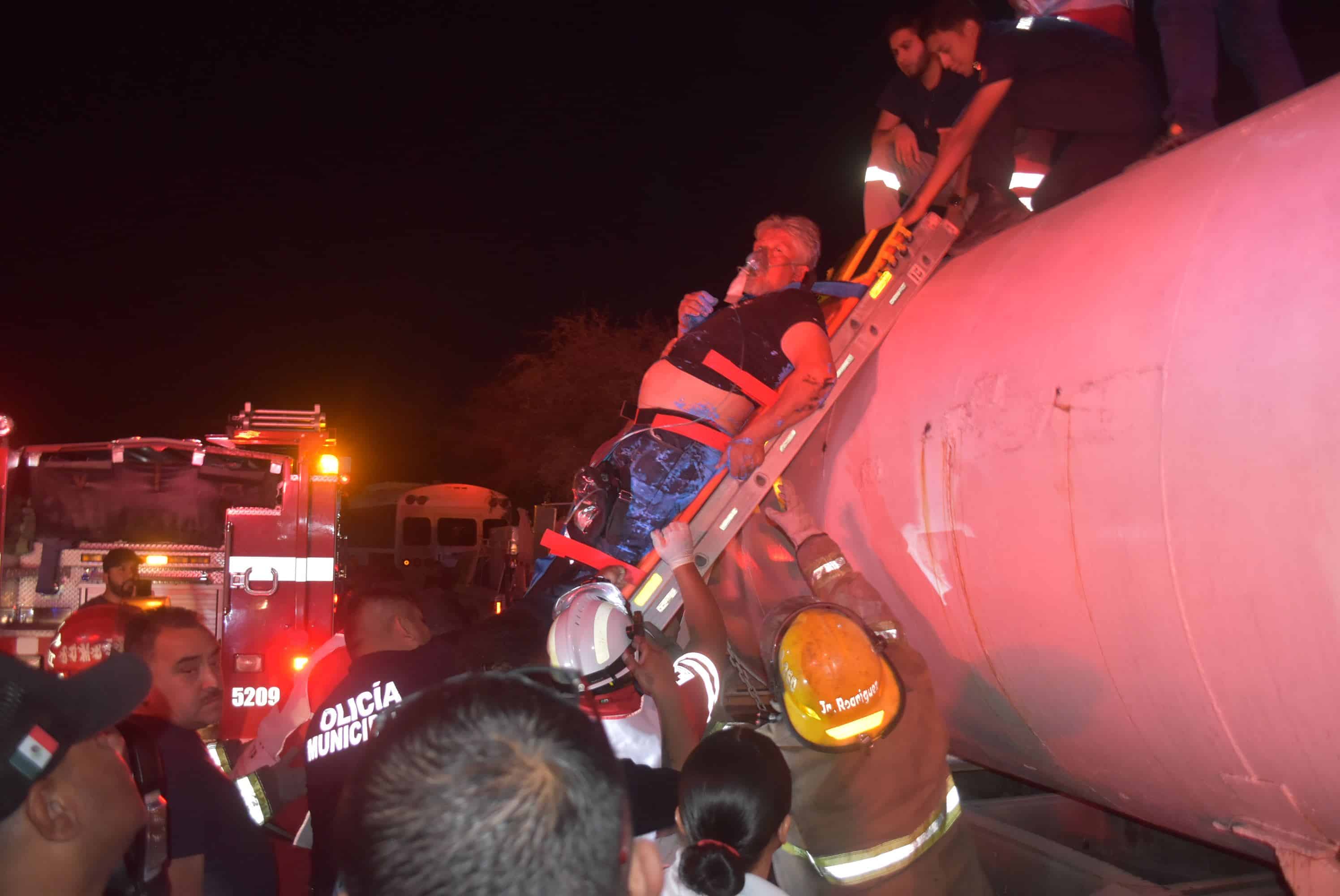 Rescatan a bombero de tanque cisterna