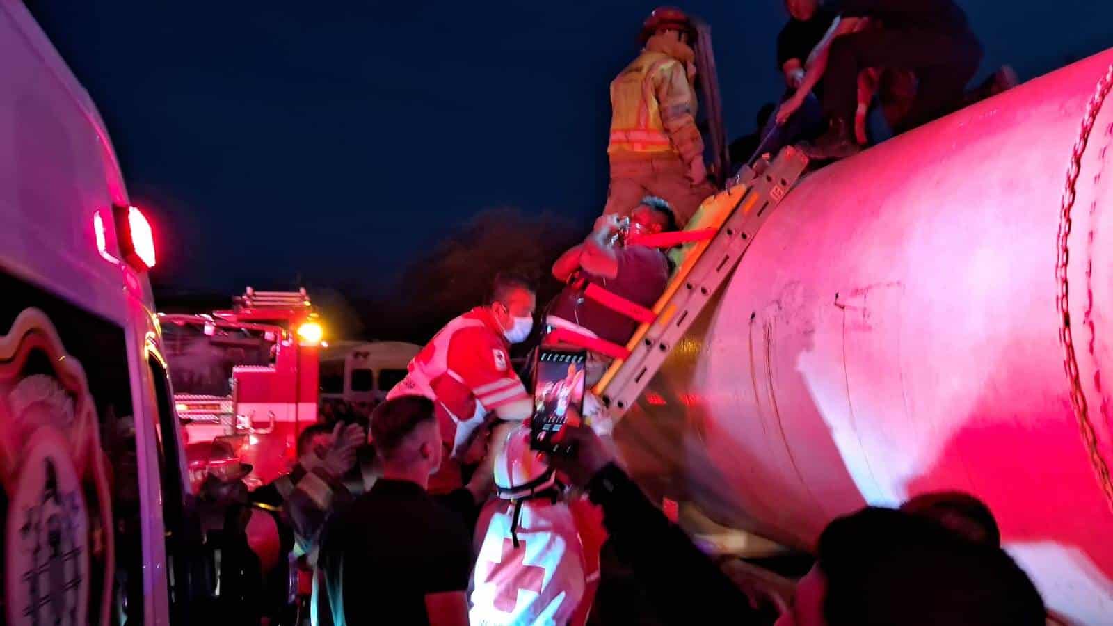 Rescatan a bombero de tanque cisterna