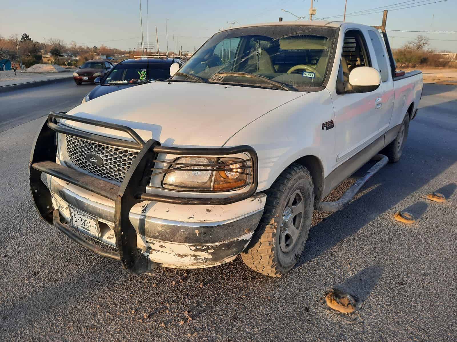 Camioneta y Motocicleta Colisionan sin Dejar Lesionados en Acuña