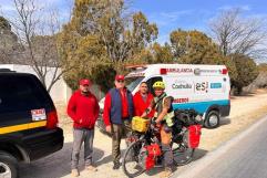 Ciclista francés cruza Zaragoza y Morelos en su vuelta al mundo