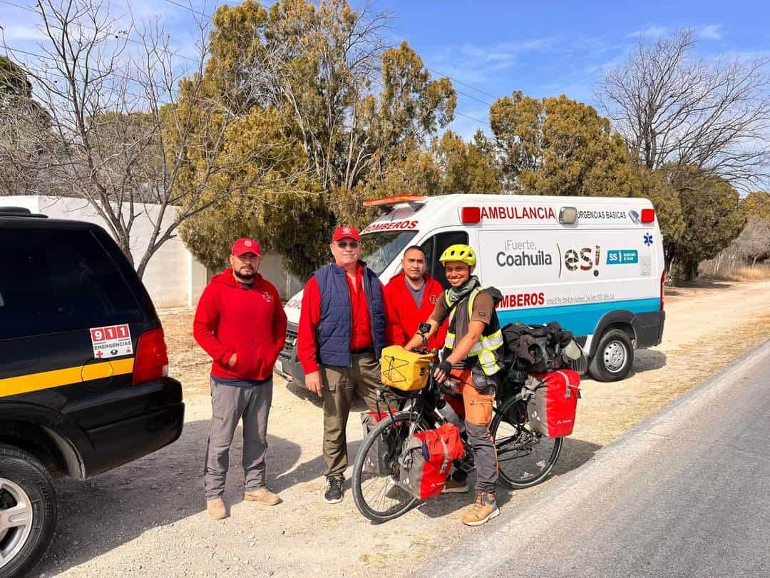 Ciclista francés cruza Zaragoza y Morelos en su vuelta al mundo