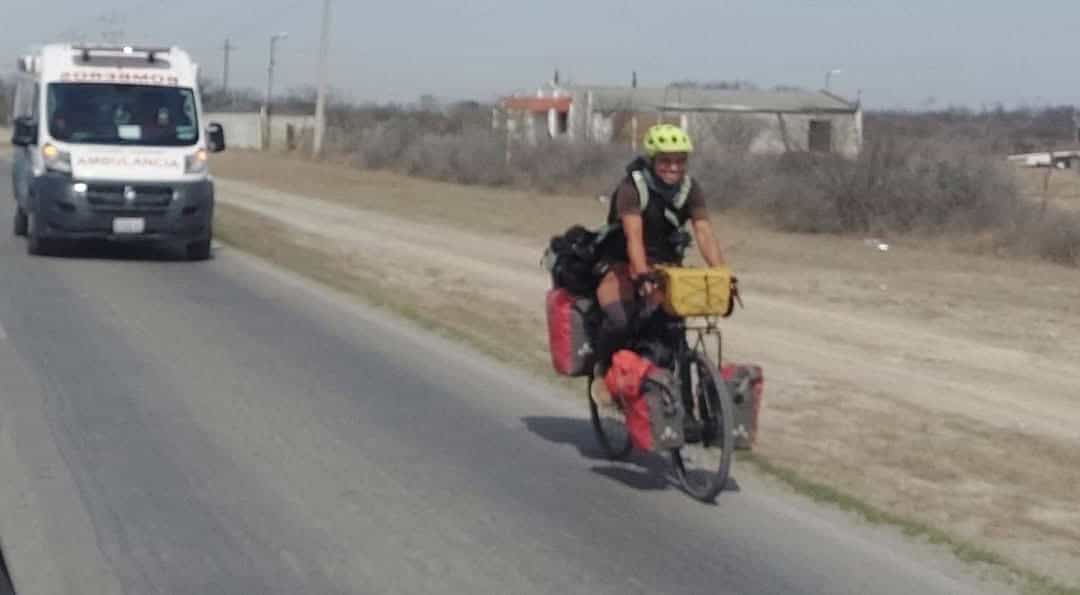 Ciclista francés cruza Zaragoza y Morelos en su vuelta al mundo