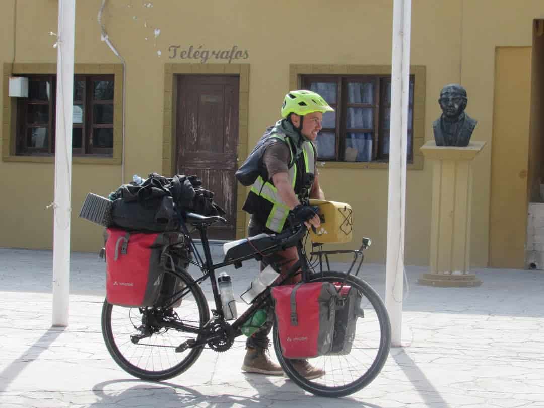 Ciclista francés cruza Zaragoza y Morelos en su vuelta al mundo