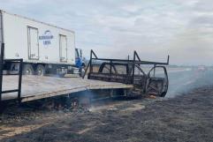 Arde camión en la federal 57 por corto circuito