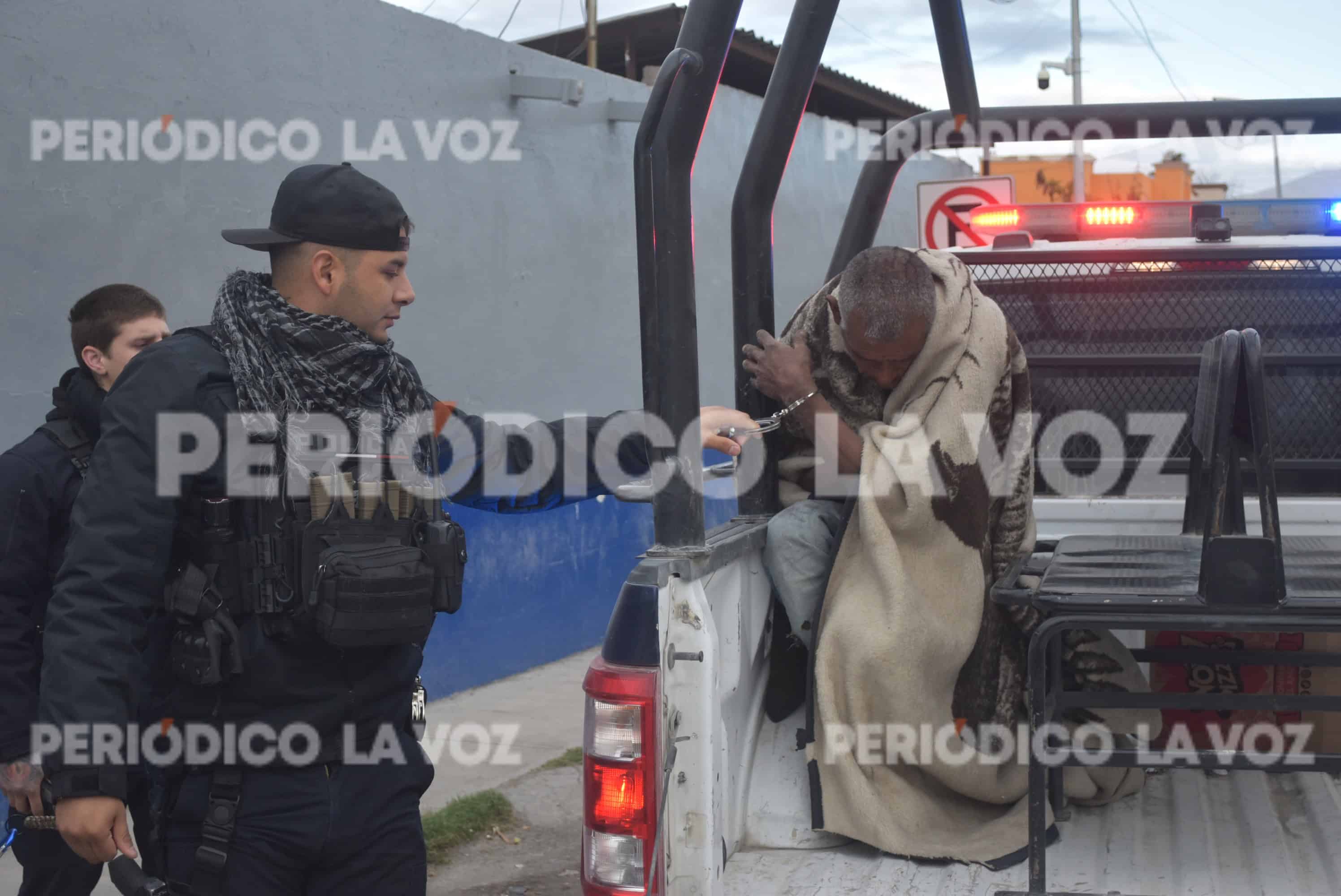 Encierran a indigente