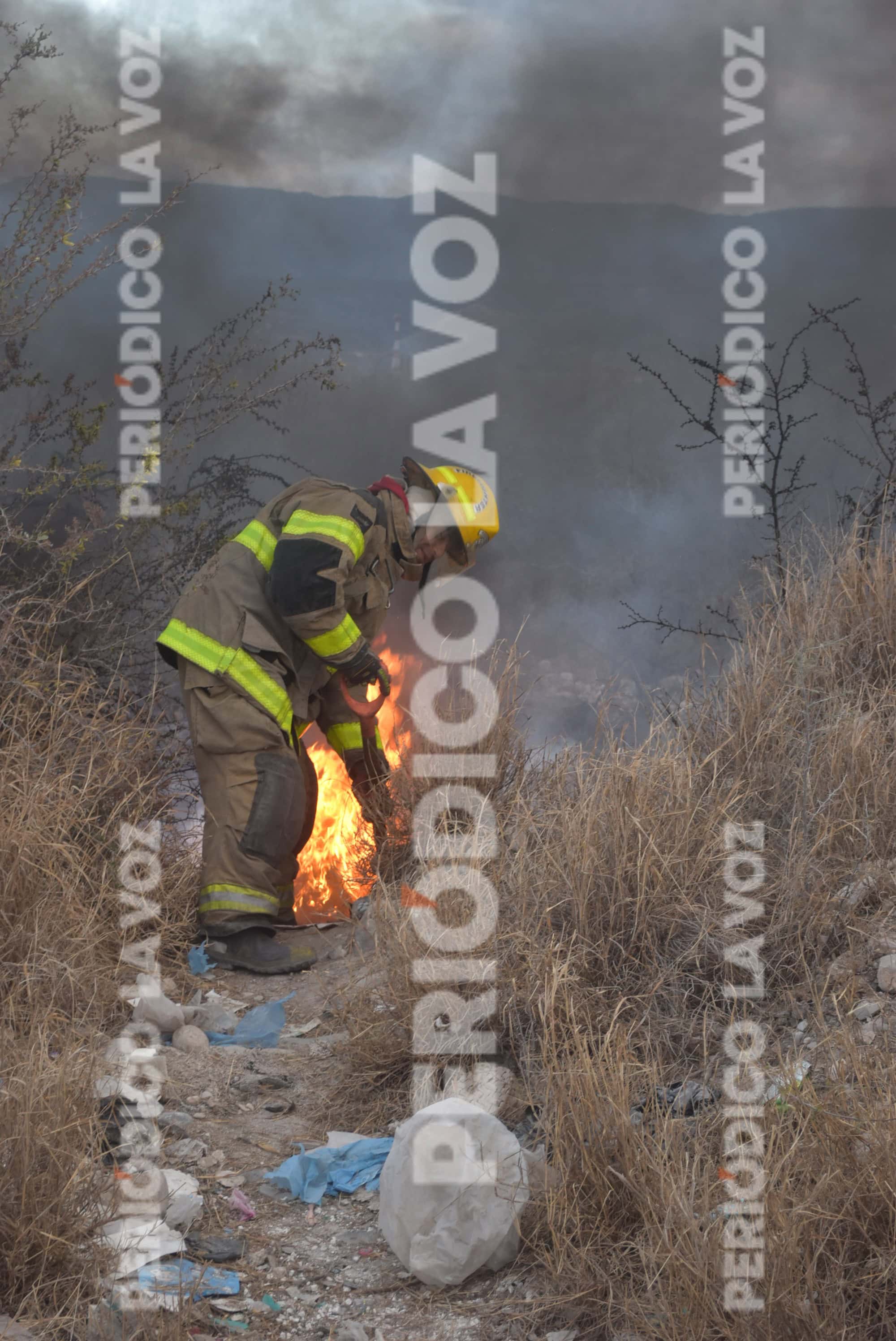 Prenden maldosos a montón de llantas 