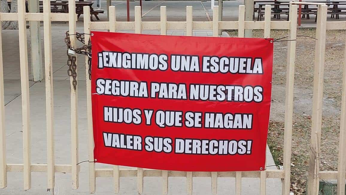 Madres de familia toman plantel por alumno agresivo