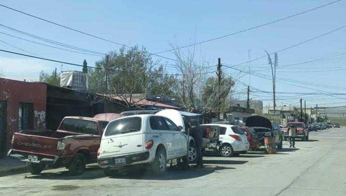 Van contra talleres que invaden calles