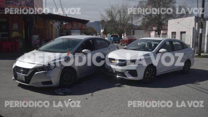 Se ´vuela´ mujer alto y choca en la Carranza