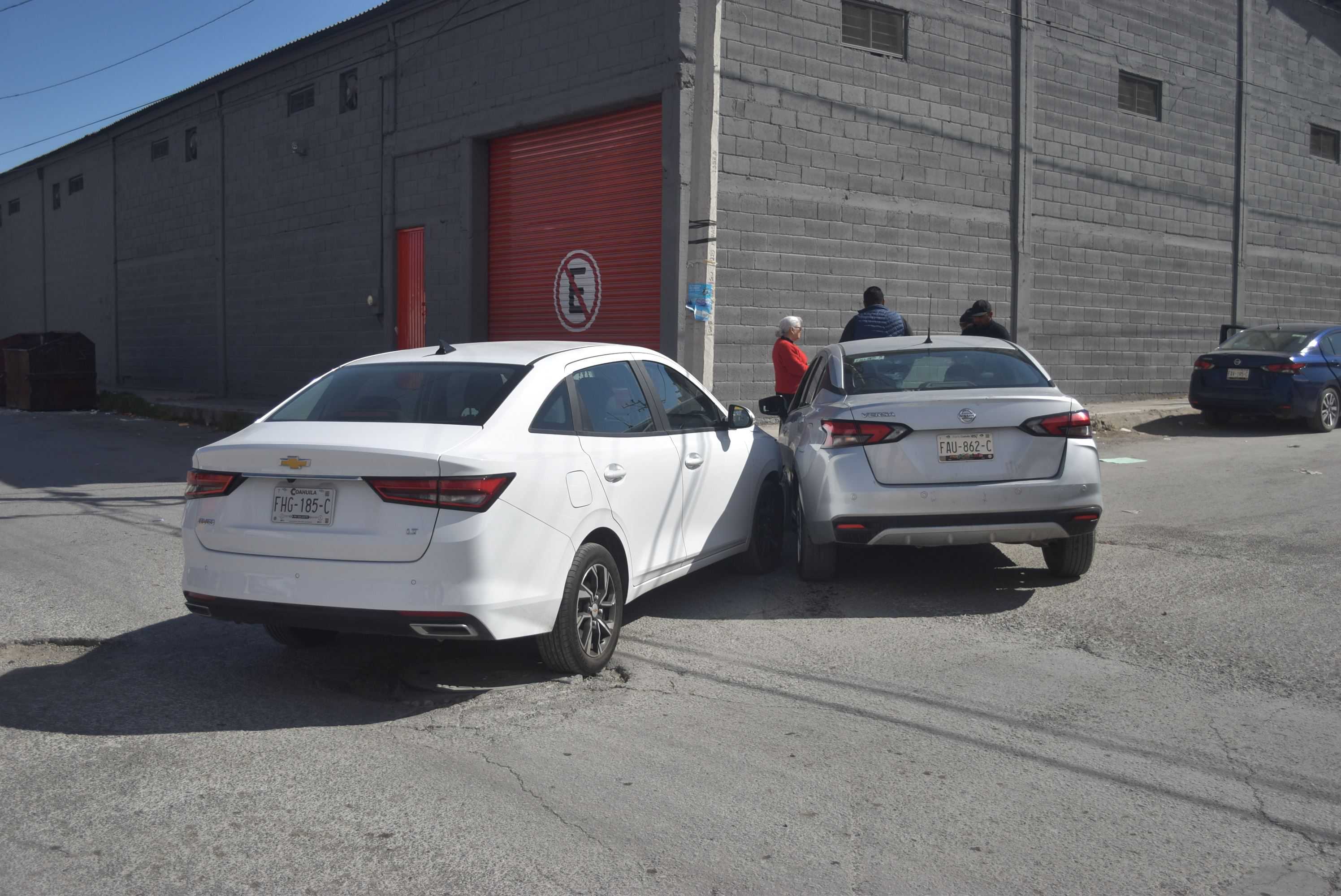 Se ´vuela´ mujer alto y choca en la Carranza