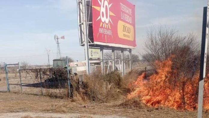 Bomberos de Allende sofocan incendio en la carretera 57