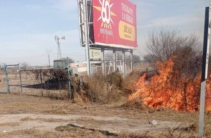 Bomberos de Allende sofocan incendio en la carretera 57