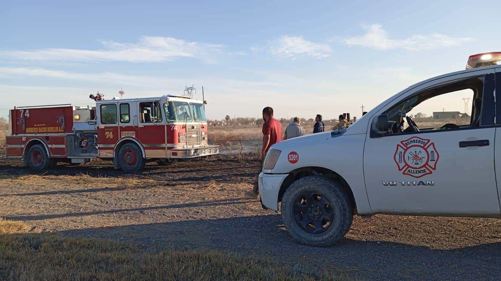 Bomberos de Allende sofocan incendio en la carretera 57