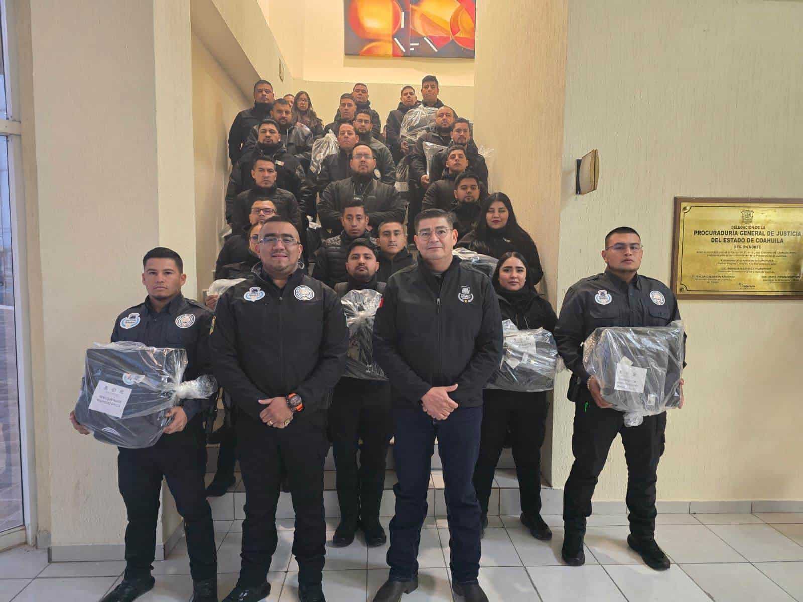 Entregan uniformes a elementos de la Agencia de Investigación Criminal (AIC) de la FGE