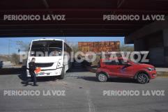 Arremanga auto al tomar retorno