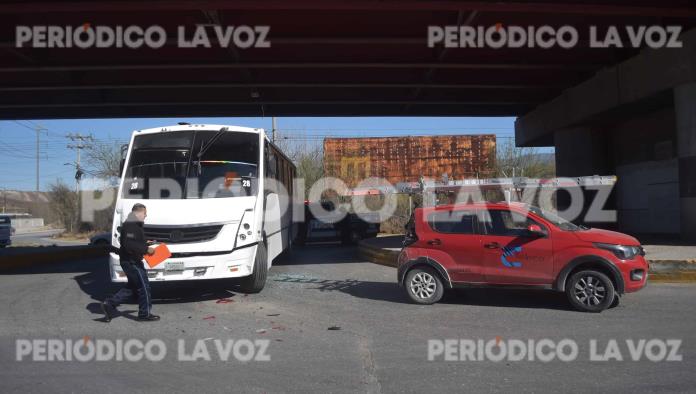 Arremanga auto al tomar retorno