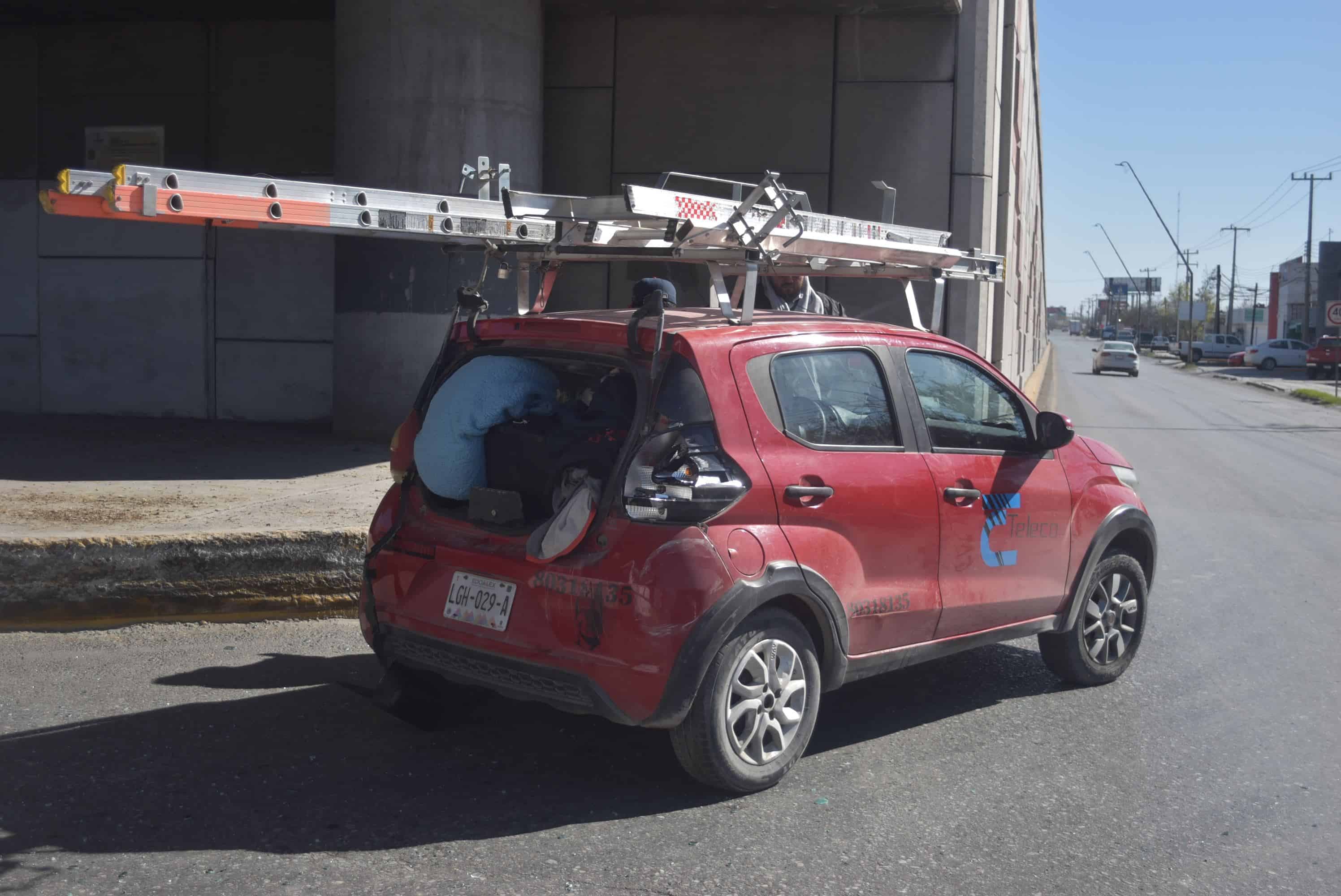 Arremanga auto al tomar retorno