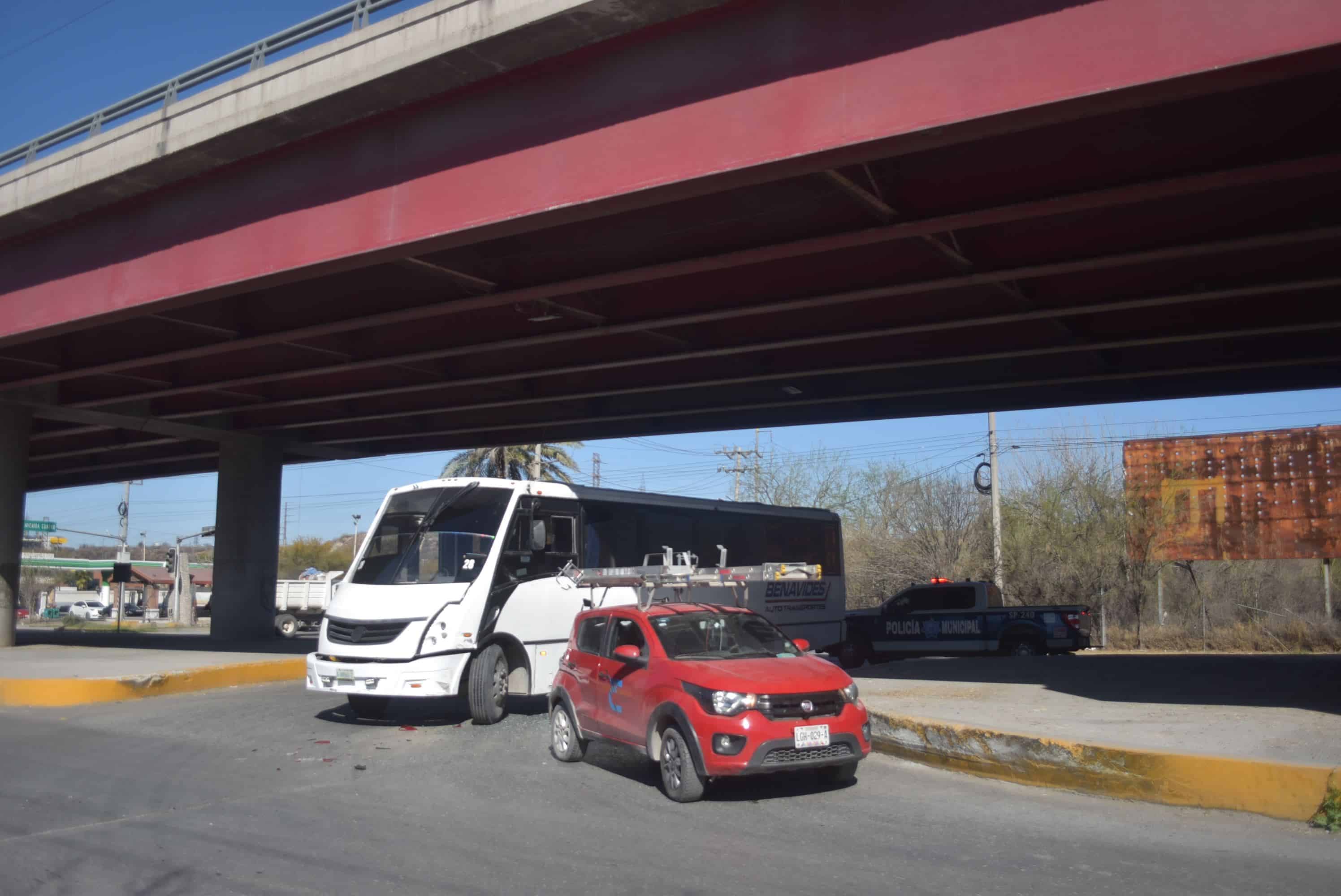 Arremanga auto al tomar retorno