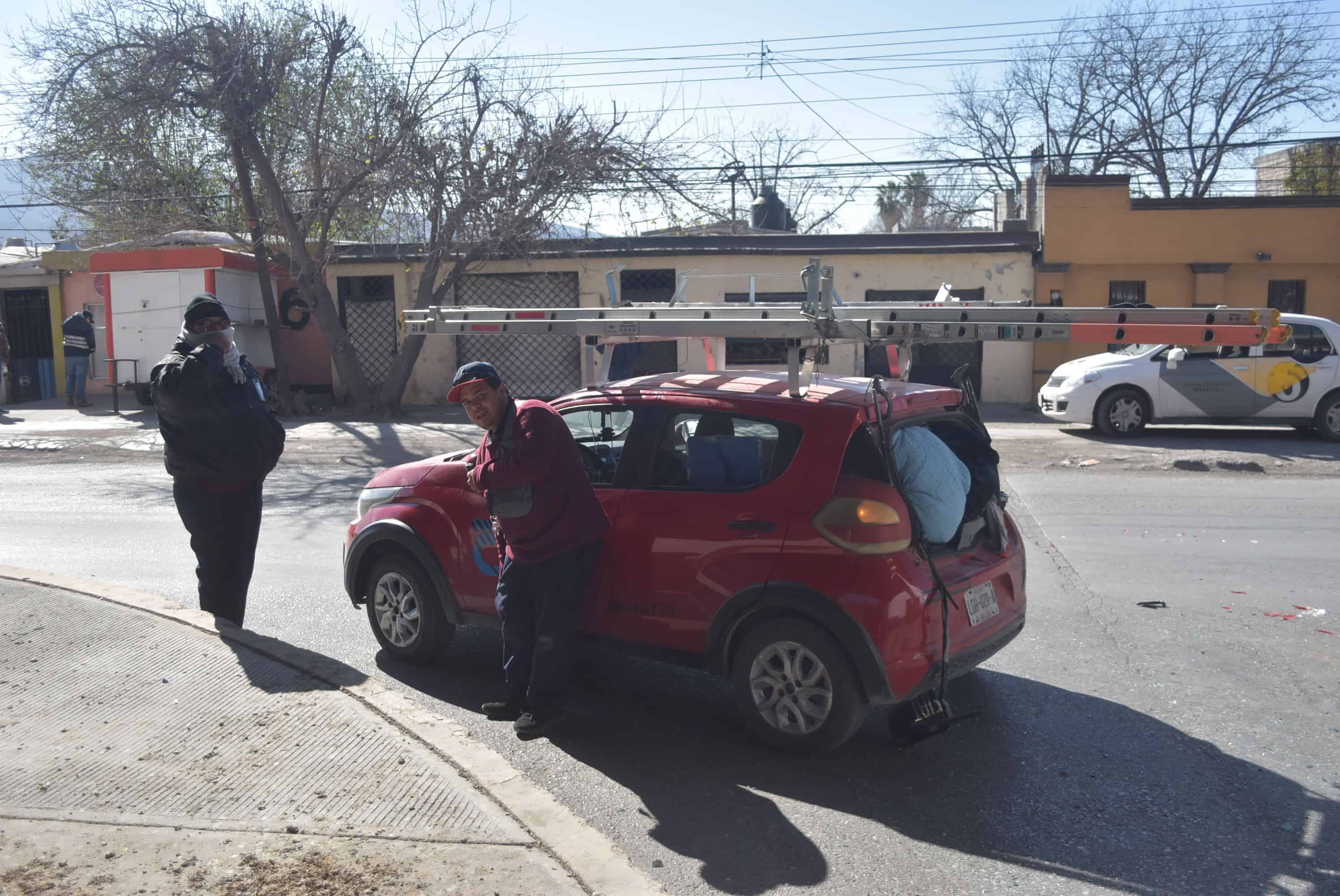 Arremanga auto al tomar retorno