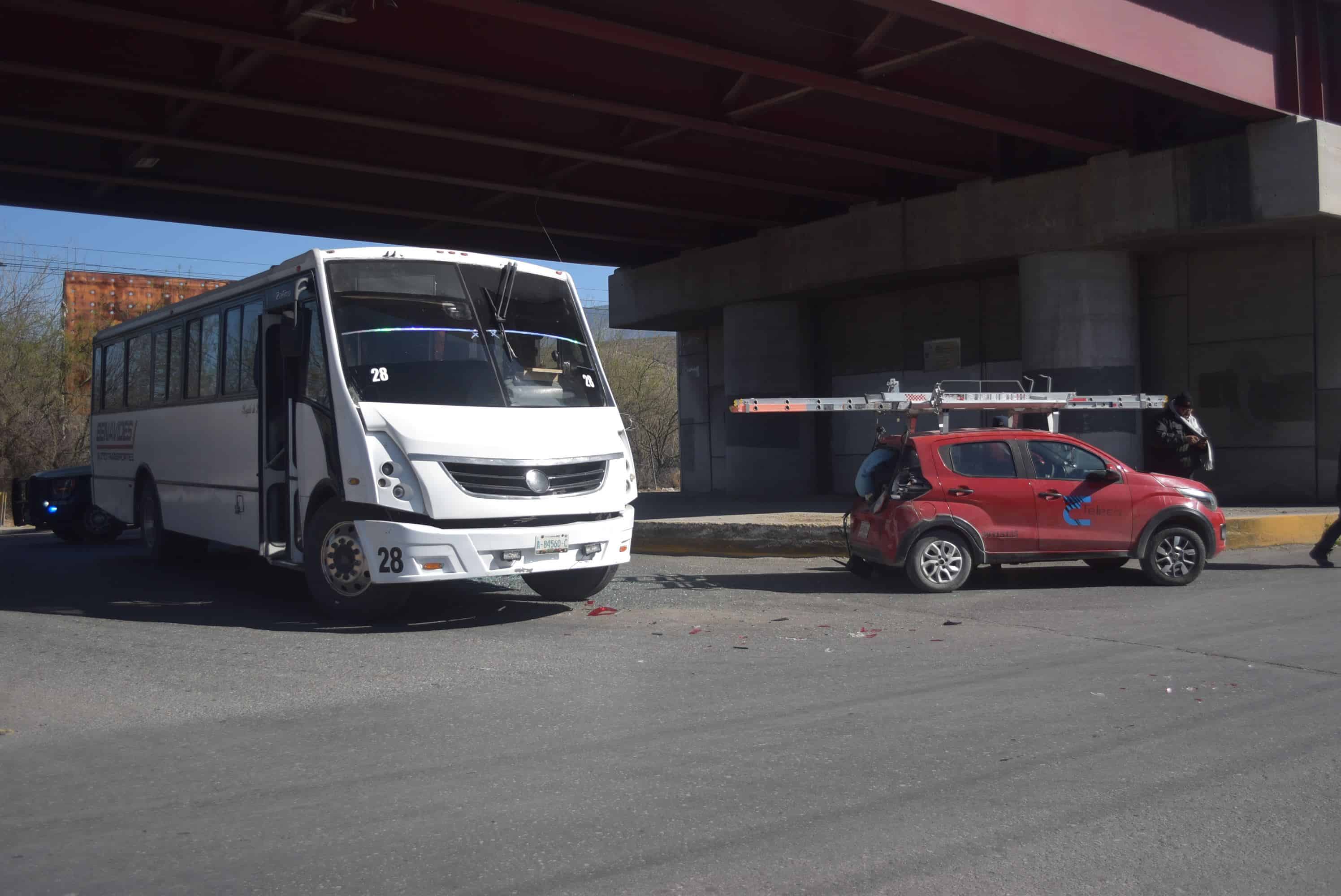 Arremanga auto al tomar retorno