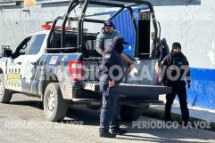 Golpea y amenaza a su mujer frente a su bebé