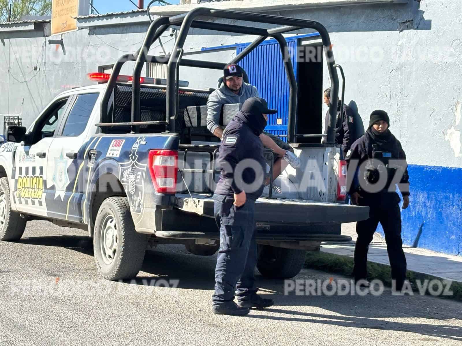 Golpea y amenaza a su mujer frente a su bebé