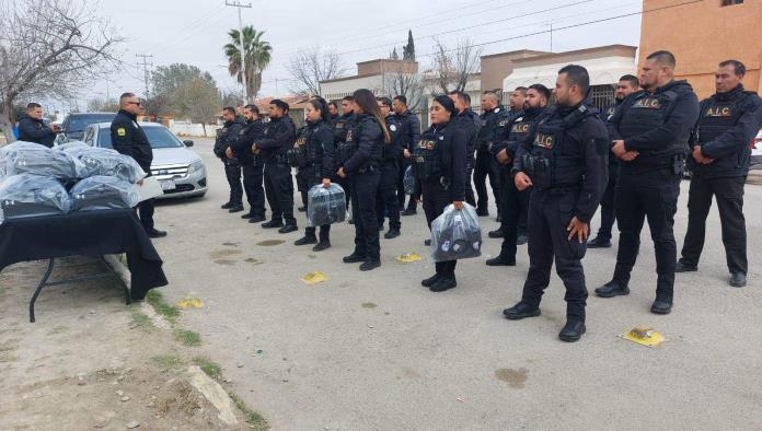 Entregan uniformes a agentes del AIC