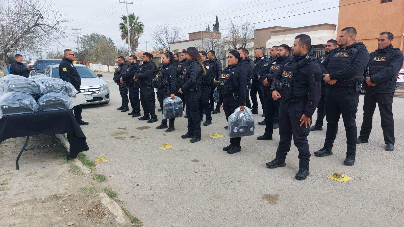 Entregan uniformes nuevos a elementos de la Agencia de Investigación Criminal de la región carbonífera.