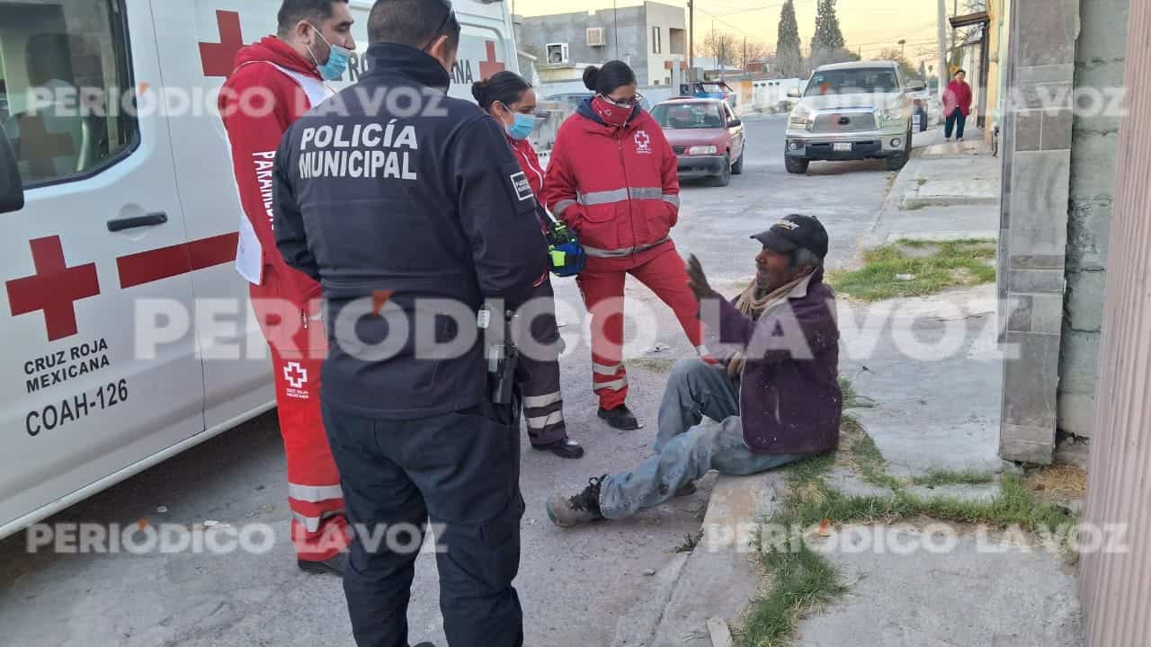 Se queda abuelito tirado en banqueta 