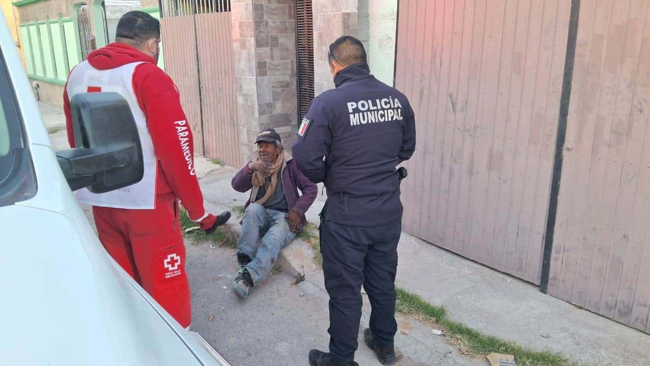 Se queda abuelito tirado en banqueta 