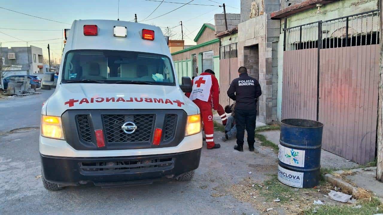 Se queda abuelito tirado en banqueta 