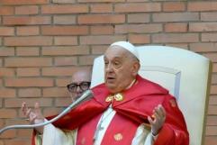 El Papa Francisco mejora de salud, pero crecen los rumores sobre una posible renuncia