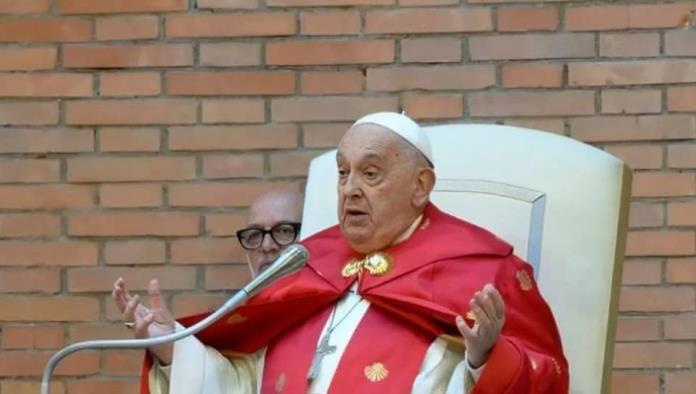 El Papa Francisco mejora de salud, pero crecen los rumores sobre una posible renuncia