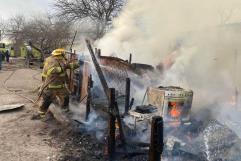 Familia sobrevive a voraz incendio