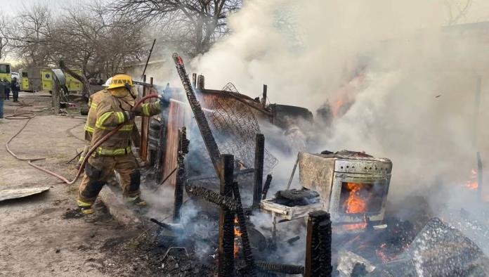 Familia sobrevive a voraz incendio