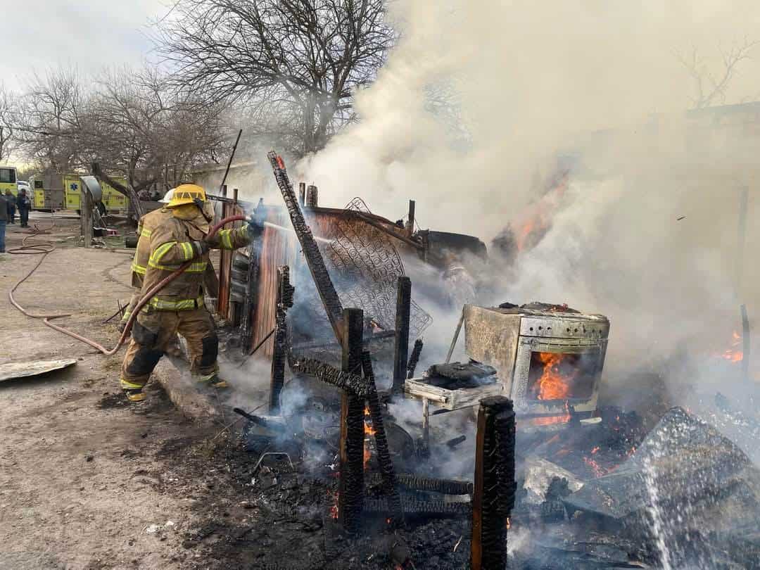 Familia sobrevive a voraz incendio